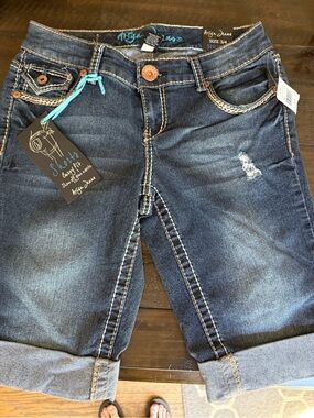 Ariya Jean shorts NWT